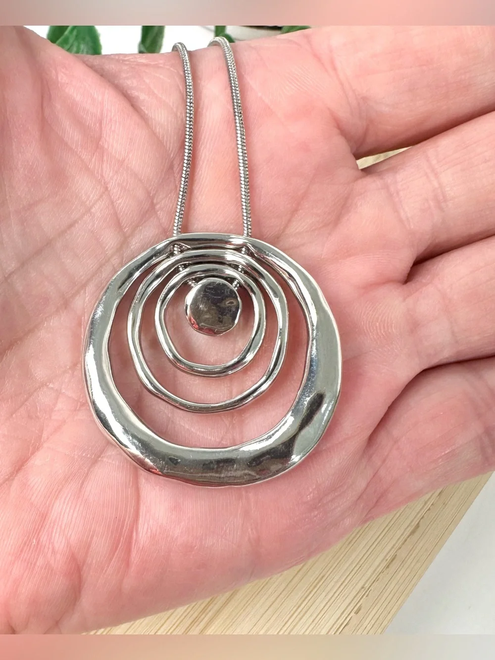 🤍 Silver Tone Concentric Circles Pendant Necklace
